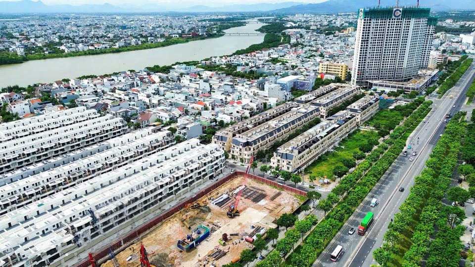 Tiến độ xây dựng dự án The Meridian Danang năm 2025 – khu căn hộ cao cấp thuộc Elysia Complex City, Landcom Đà Nẵng. Hình ảnh thực tế ghi nhận từ công trường với khối tháp và hạ tầng ven sông Hàn đang dần hoàn thiện.